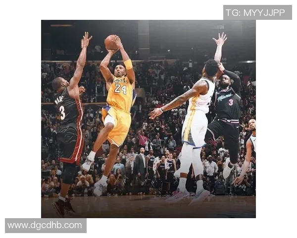 07年韦德与科比经典对决视频回顾展现篮球巅峰对抗的精彩瞬间